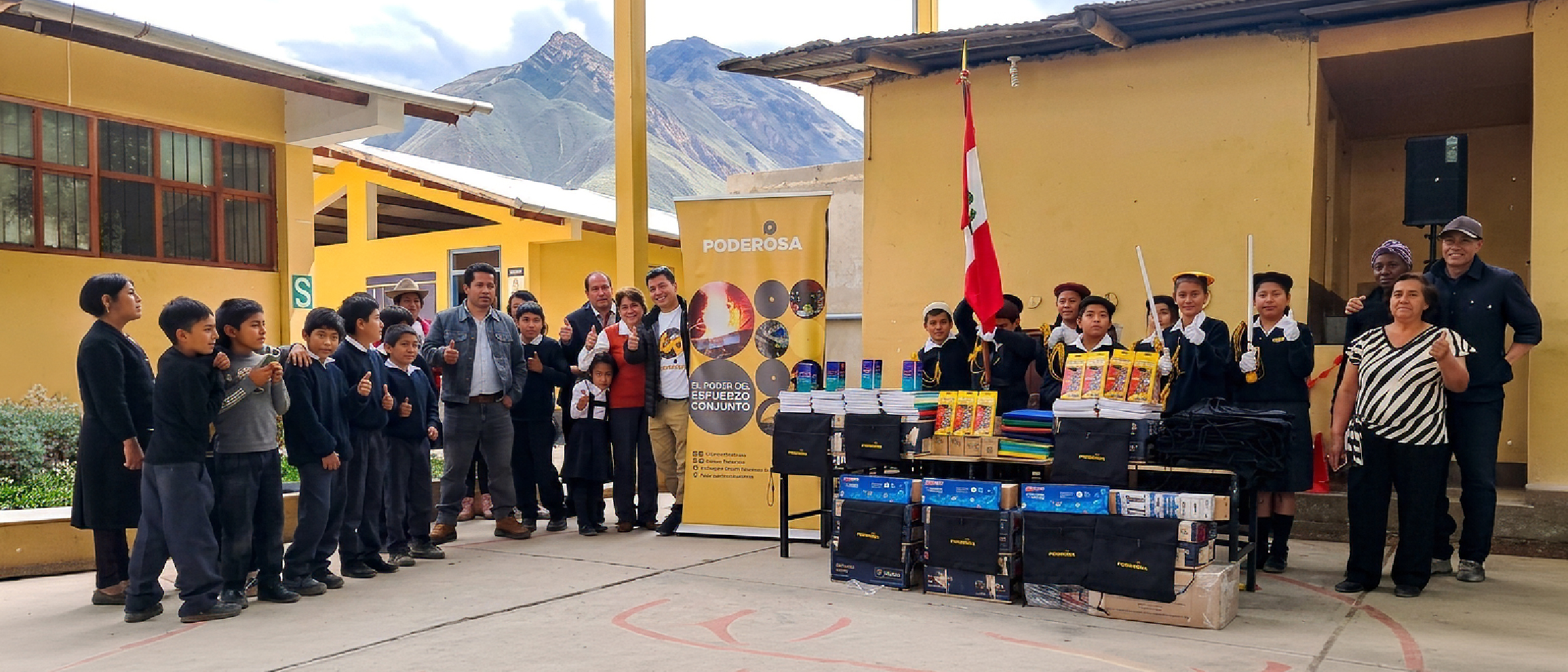 Minera Poderosa y Asociación Pataz entrega donación de útiles escolares en diversos colegios del distrito de Huaylillas, en Pataz 