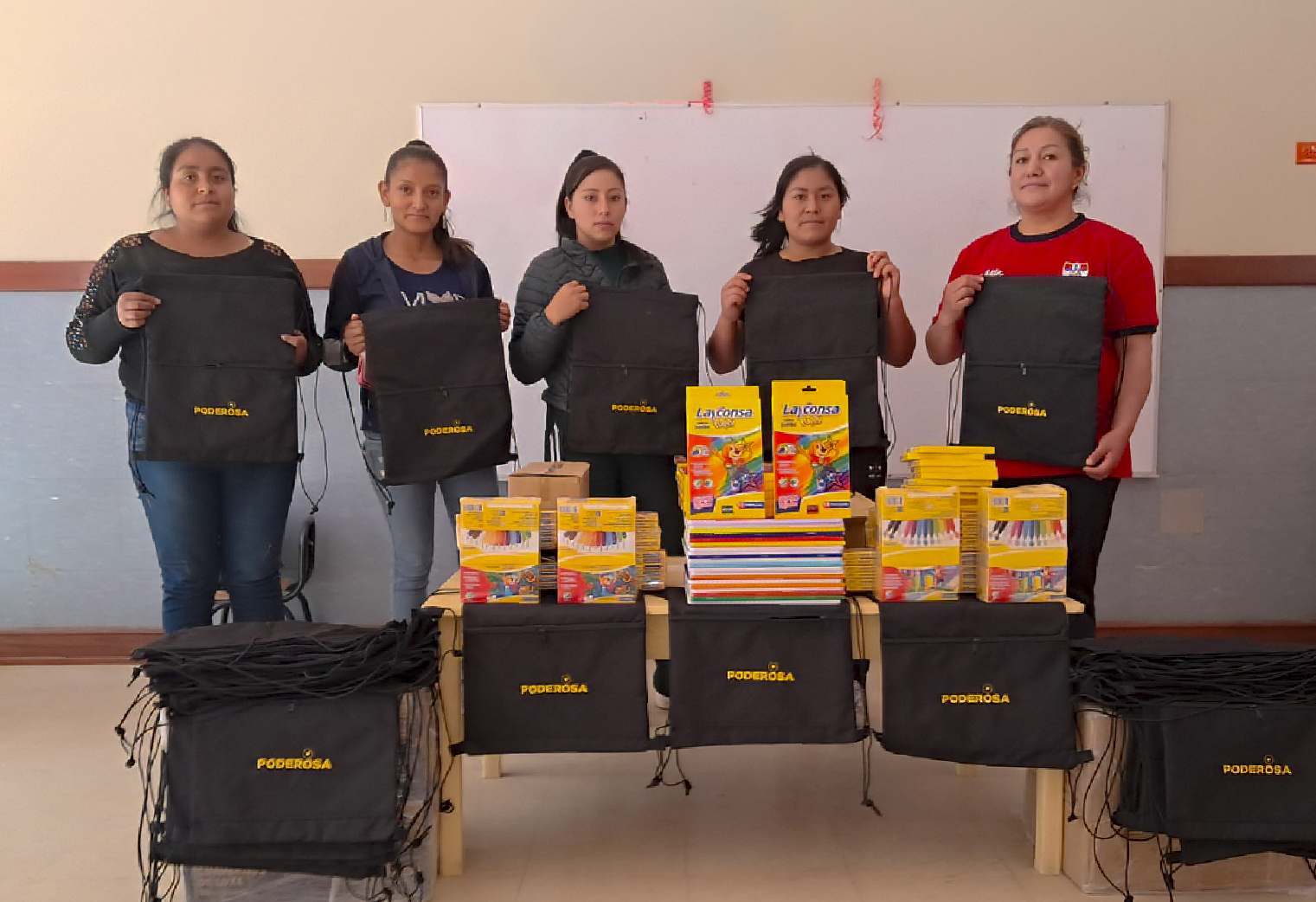 Minera Poderosa y Asociación Pataz entrega donación de útiles escolares en diversos colegios del distrito de Huaylillas, en Pataz 