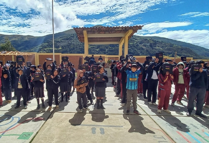 Minera Poderosa dona útiles escolares y material de aseo para escolares del caserío Sitabambita